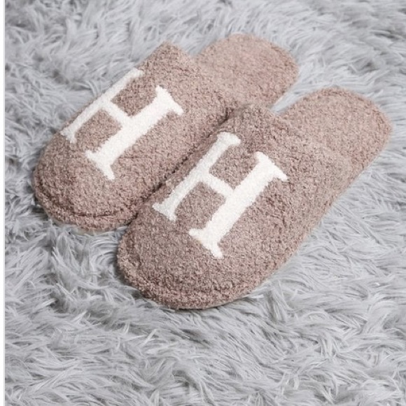 Tan slippers/blanket combo - Picture 4 of 7